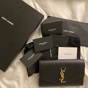 UPTOWN CHAIN WALLET IN EMBOSSED LEATHER